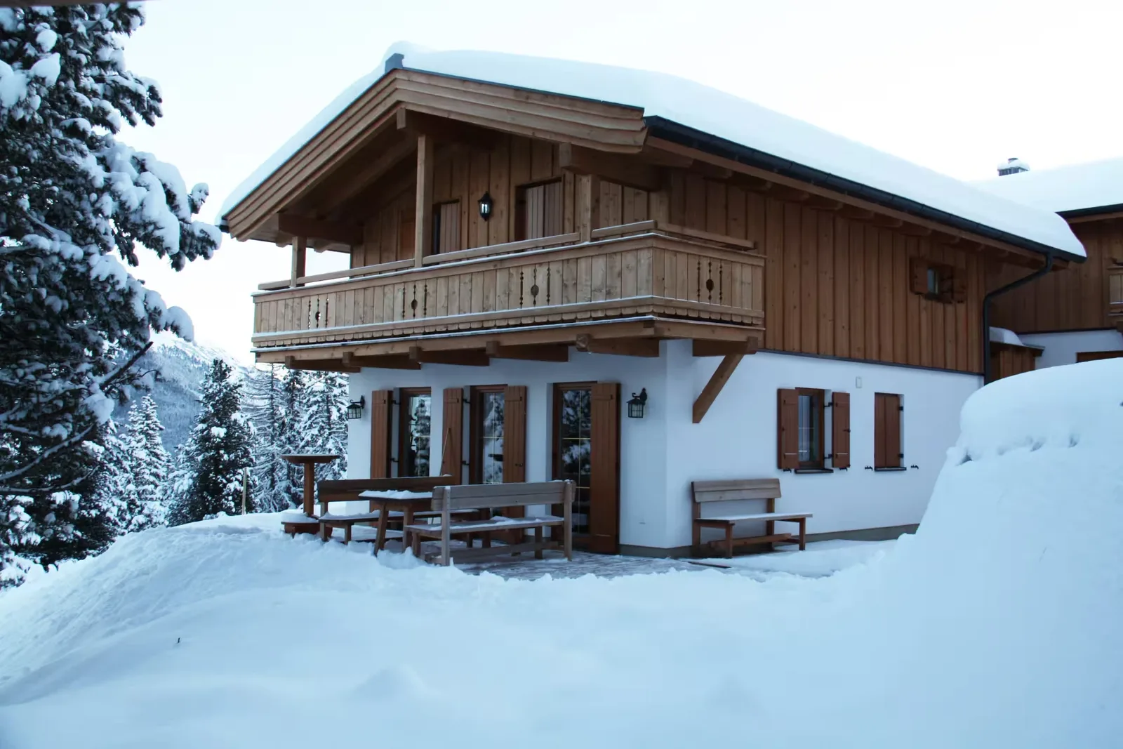Almhaus Louise – A terrace with mountain views and plenty of light.